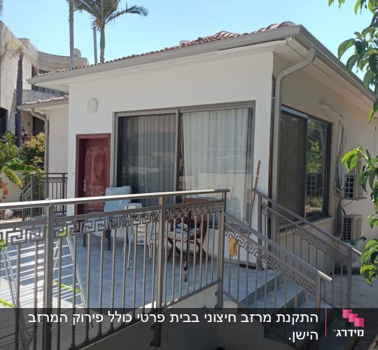 גג רעפים אדום עם מרזב לבן